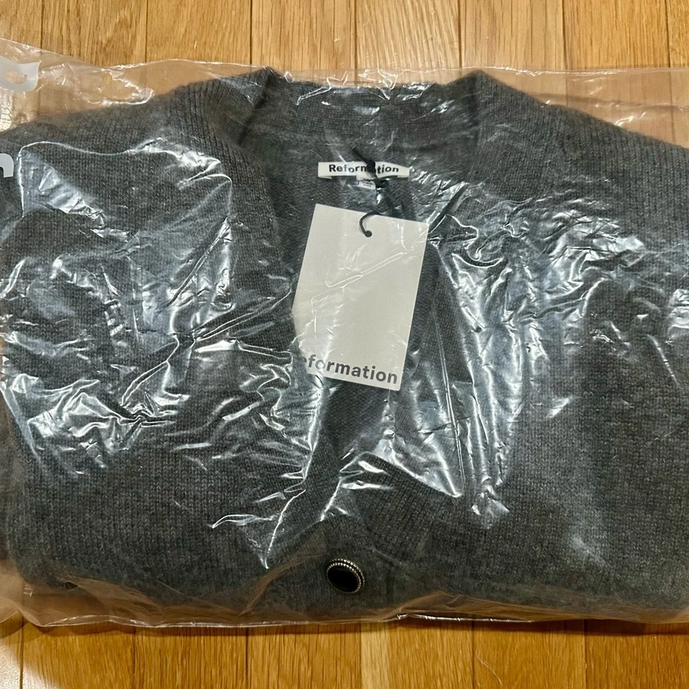 Reformation Hana Cashmere Sweater Cardigan in XS - Picture 5 of 10